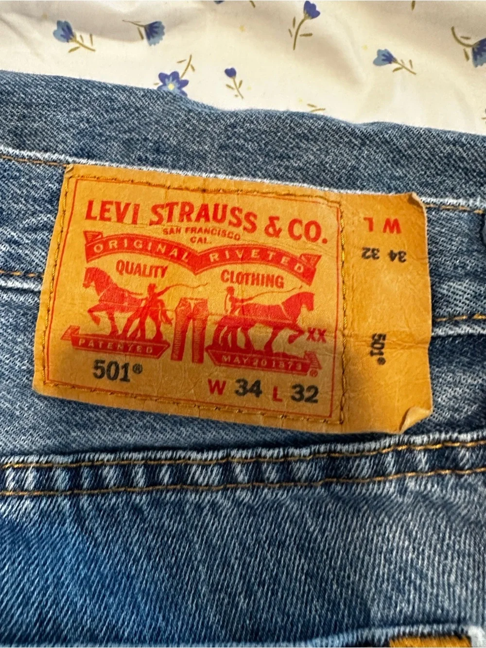 VTG style Levi's 501 Sz: 34x32 button fly straight leg medium wash blue jeans.